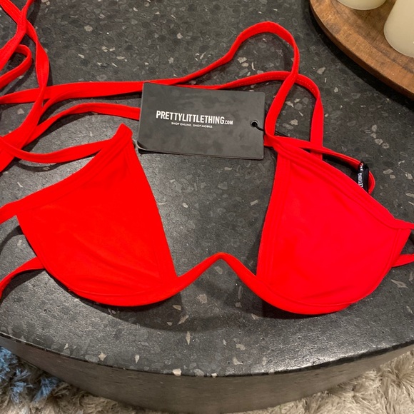 Pretty little thing Red cleavage wire bikini top - Picture 2 of 9